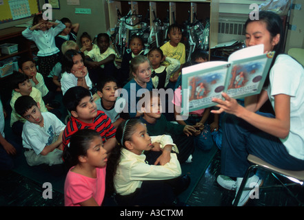 Enseignant lit un livre de 1ère année à une école publique de Brooklyn, NY Banque D'Images