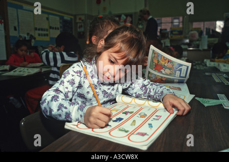 Les pratiques des élèves de maternelle les fondamentaux de la lecture et l'écriture dans un classeur Banque D'Images