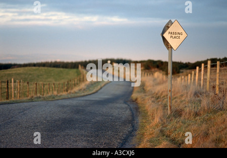 Lieu de passage signe sur une seule piste road dans les Highlands écossais Banque D'Images