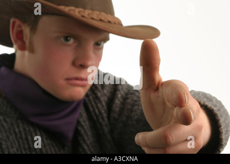 Les adolescents mâles pointant un cowboy pistolet imaginaire Banque D'Images