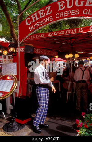 Garçon, chez Eugene restaurant, Chez Eugène, restaurant, Place du Tertre, Montmartre, Paris, Ile-de-France, France Banque D'Images