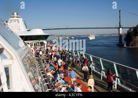 Bateau de croisière quittent Vancouver sous le pont Stanley pour Alaska Croisière de quitter Vancouver C.-B. Canada Banque D'Images