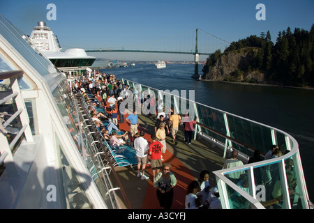 Bateau de croisière quittent Vancouver sous le pont Stanley pour Alaska Croisière de quitter Vancouver C.-B. Canada Banque D'Images