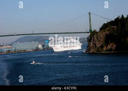 Bateau de croisière quittent Vancouver sous le pont Stanley pour Alaska Croisière de quitter Vancouver C.-B. Canada Banque D'Images