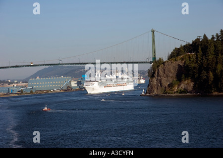 Bateau de croisière quittent Vancouver sous le pont Stanley pour Alaska Croisière de quitter Vancouver C.-B. Canada Banque D'Images