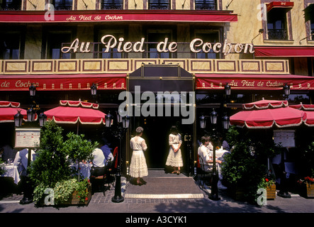 Les touristes français personne serveuses hôtesse Au Pied de Cochon restaurant Paris Ile-de-France France Europe Banque D'Images