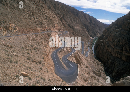 Lacets sur route de montagne dans les spectaculaires Gorges de Todra près de Tinerhir, dans le sud du Maroc Banque D'Images