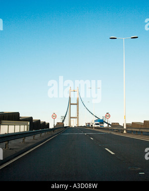 La conduite sur l'Humber Bridge, près de Hull Yorkshire Angleterre Lincolnshire UK Banque D'Images