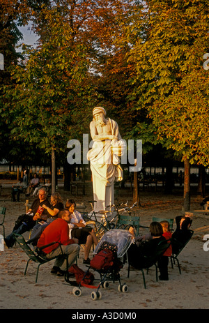 Français les hommes et les femmes se mettent à parler d'amis assis dans le jardin des Tuileries, Jardin des Tuileries, Paris, Ile-de-France, France, Europe Banque D'Images