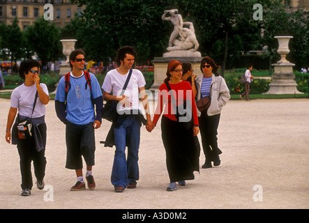 Les gens hommes et femmes marchant dans le jardin des Tuileries dans la capitale de Paris Ile-de-France France Europe Banque D'Images