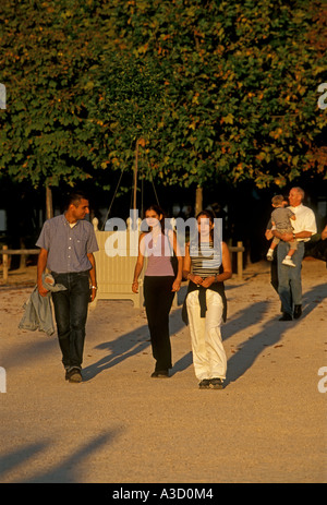 Jeune homme français de jeunes femmes amis se réunissant autour de jardin des Tuileries, Jardin des Tuileries, Paris, Ile-de-France, France, Europe Banque D'Images