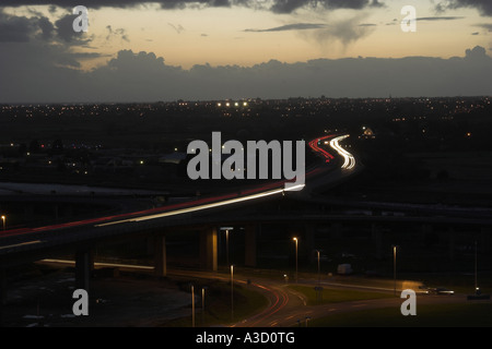 Des sentiers de lumière sur l'A27 Shoreham flyover / échange - Shoreham by Sea, West Sussex, UK. Banque D'Images