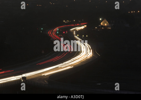 Des sentiers de lumière sur l'A27 Shoreham flyover / échange - Shoreham by Sea, West Sussex, UK. Banque D'Images