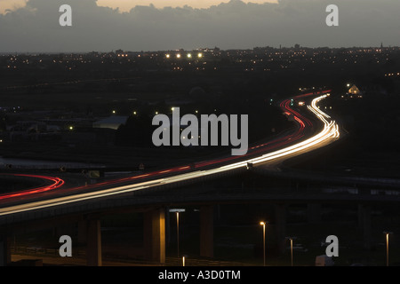 Des sentiers de lumière sur l'A27 Shoreham flyover / échange - Shoreham by Sea, West Sussex, UK. Banque D'Images