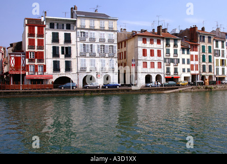 Vue panoramique de maisons colorées sur la Nive Bayonne Aquitaine Sud Ouest France Europe Banque D'Images