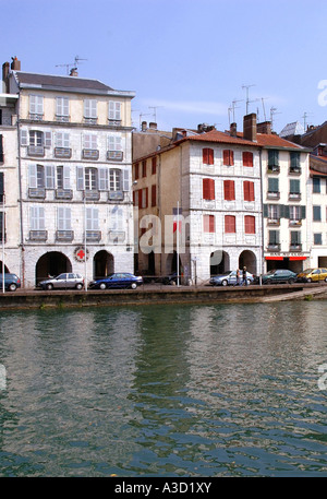 Vue panoramique de maisons colorées sur la Nive Bayonne Aquitaine Sud Ouest France Europe Banque D'Images