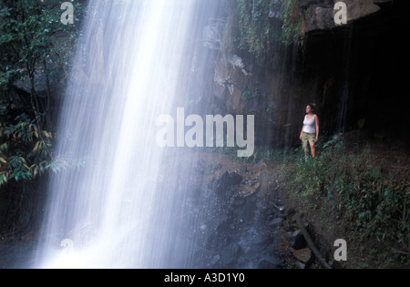 Afrique Malawi Livingstonia touristiques Plateau under waterfall Banque D'Images