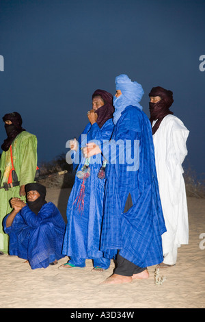 Les hommes touareg dans un camp près de Tombouctou Mali Afrique de l'Ouest Banque D'Images