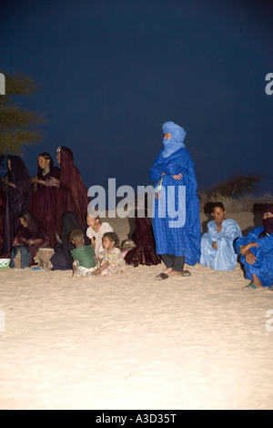 Les hommes touareg dans un camp près de Tombouctou Mali Afrique de l'Ouest Banque D'Images