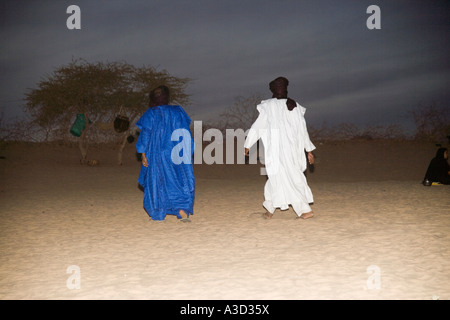 Les hommes touareg dans un camp près de Tombouctou Mali Afrique de l'Ouest Banque D'Images