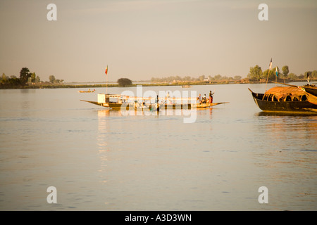 Pirogue passager canot sur la rivière Bani, près de la ville de Mopti, Mali, Afrique de l'Ouest Banque D'Images