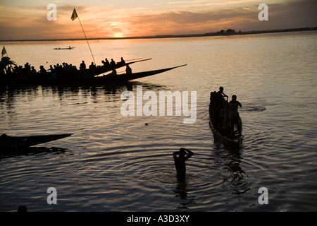 Canoe pirogue passager au coucher du soleil sur le Fleuve Bani, près de la ville de Mopti, Mali, Afrique de l'Ouest Banque D'Images