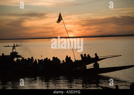 Canoe pirogue passager au coucher du soleil sur le Fleuve Bani, près de la ville de Mopti, au Mali, en Afrique de l'Ouest Banque D'Images