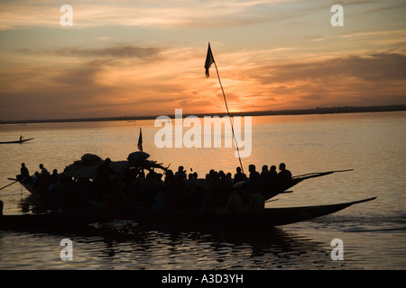 Canoe pirogue passager au coucher du soleil sur le Fleuve Bani, près de la ville de Mopti, au Mali, en Afrique de l'Ouest Banque D'Images