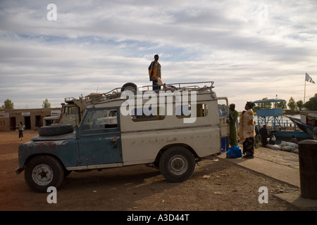 Land Rover à Korioume le port de Tombouctou, Mali, Afrique de l'Ouest Banque D'Images