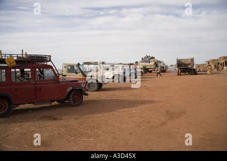 Les véhicules en attente d'un ferry à Korioume le port de Tombouctou sur le fleuve Niger, Mali, Afrique de l'Ouest Banque D'Images