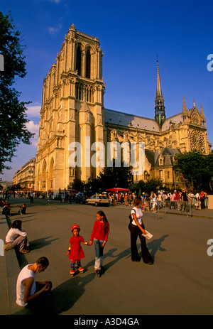 Des enfants français le patin à roues alignées près de la Cathédrale Notre-Dame, Paris, Ile-de-France, France, Europe Banque D'Images