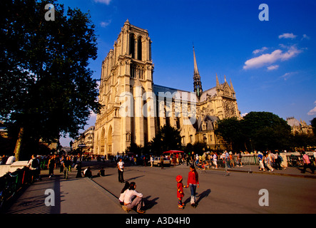 Des enfants français le patin à roues alignées près de la Cathédrale Notre-Dame à Paris en Ile-de-France en France en Europe Banque D'Images