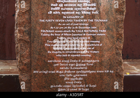 Pierre commémorative à côté de tsunami spectaculaire sculpture en forme de quatre courbes, parc national de Yala, au Sri Lanka Banque D'Images