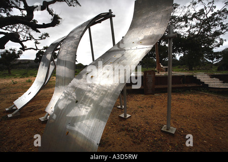 Mémorial du tsunami spectaculaire sculpture en forme de quatre courbes, parc national de Yala, au Sri Lanka Banque D'Images