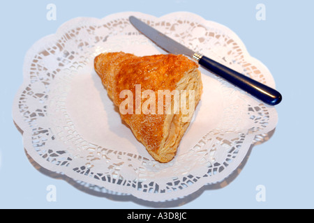 De forme triangulaire gâteau feuilleté Apple Banque D'Images