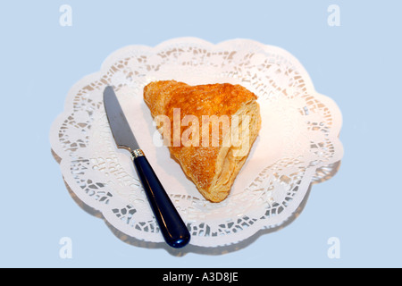 De forme triangulaire gâteau feuilleté Apple Banque D'Images