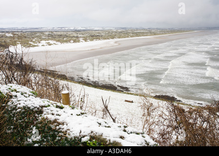 Winter Wonderland sur scène à muret en pierre recouvert de neige Saunton Sands et Braunton Burrows North Devon, Angleterre Banque D'Images