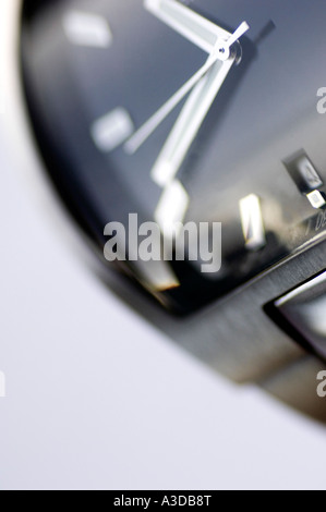 Close up de la main d'un homme regarder sur un fond blanc Banque D'Images