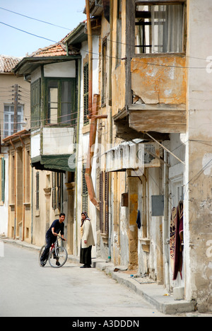 Ancien Bain turc avec baies de l'architecture des maisons dans les rues de la vieille ville de Lefkosa Nicosia Chypre du Nord Banque D'Images