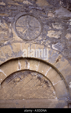 Saintbury près de Broadway l'église paroissiale gros plan de l'ancien style historique saxon cadran solaire bloqué dans l'arche de la porte Gloucestershire Angleterre Royaume-Uni Banque D'Images