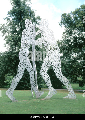 Molecule Man sculptures en aluminium Jonathan Borofsky sur exposition extérieure Yorkshire Sculpture Park & Art Gallery West Bretton, West Yorkshire, Angleterre Royaume-Uni Banque D'Images