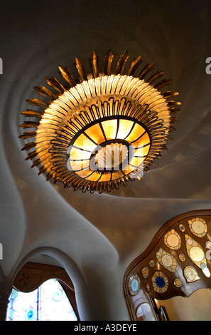 Plafonnier spirale ornés dans pièce principale de la Casa Batllo, Barcelone Banque D'Images