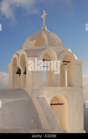 Petite église construite dans le style typique des Cyclades, Thira, Santorin, Grèce Banque D'Images