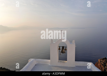 Clocher d'une petite chapelle, Oia, Santorin, Grèce Banque D'Images