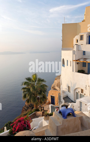 Maisons dans l'architecture typique des Cyclades, Oia, Santorin, Grèce Banque D'Images