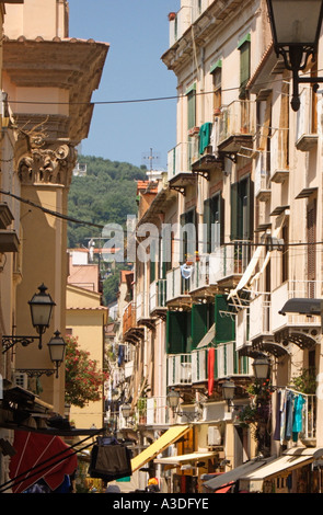 Via San Cesareo, petite rue menant de Piazza Tasso, via S. Cesareo, Sorrento, baie de Naples, côte amalfitaine, Italie Banque D'Images