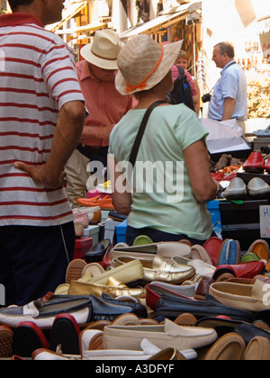 Via San Cesareo, quartier commerçant principal, rue étroite menant à Piazza Tasso, via S. Cesareo, Sorrento, baie de Naples, côte amalfitaine, Italie Banque D'Images