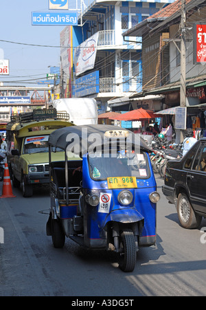 On appelle un taxi à trois roues samlor ou tuk tuk sur une rue urbaine Chiang Mai Thaïlande Banque D'Images