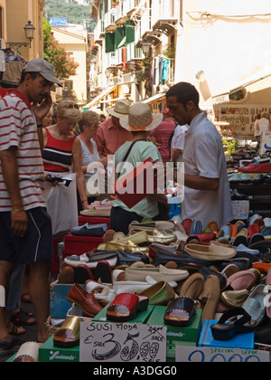 Via San Cesareo, quartier commerçant principal, rue étroite menant à Piazza Tasso, via S. Cesareo, Sorrento, baie de Naples, côte amalfitaine, Numérique Banque D'Images