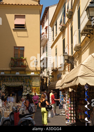 Via San Cesareo rue restaurants, principale scène de rue touristique menant à la Piazza Tasso, via S. Cesareo, Sorrento, baie de Naples, côte amalfitaine, Italie Banque D'Images